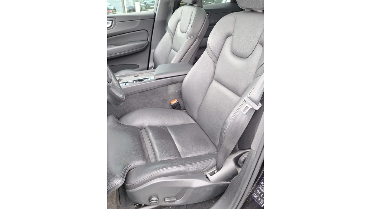 Volvo XC60 2.0 B5 Momentum Exclusive