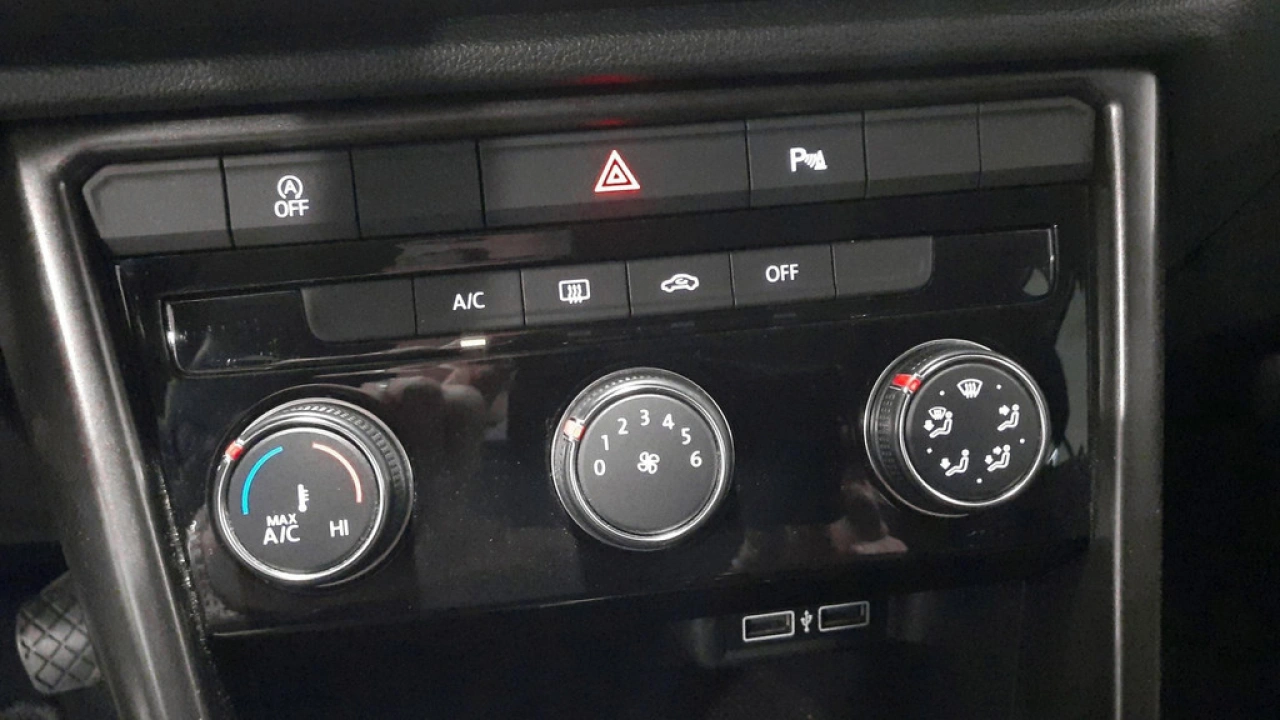 Volkswagen T-Roc 1.0 TSI Style Executive | Navi | Privacy Glass | 17