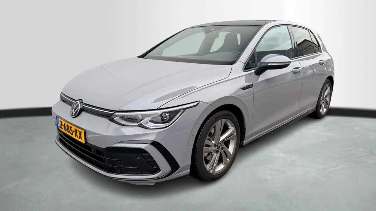 Volkswagen Golf 1.5 eTSI R-Line Business | Panoramadak | LED Matrix | Camera | Nieuw binnen!