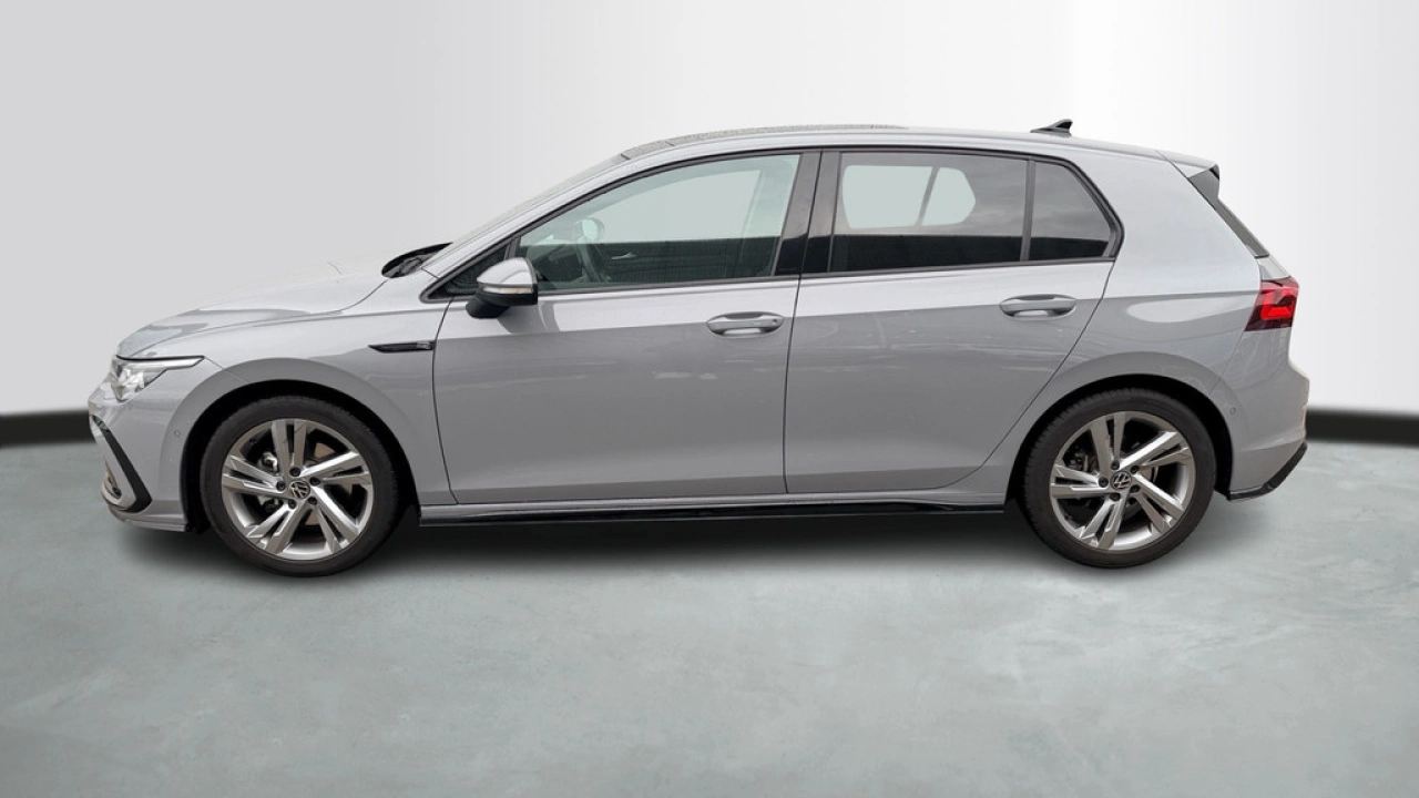 Volkswagen Golf 1.5 eTSI R-Line Business | Panoramadak | LED Matrix | Camera | Nieuw binnen!
