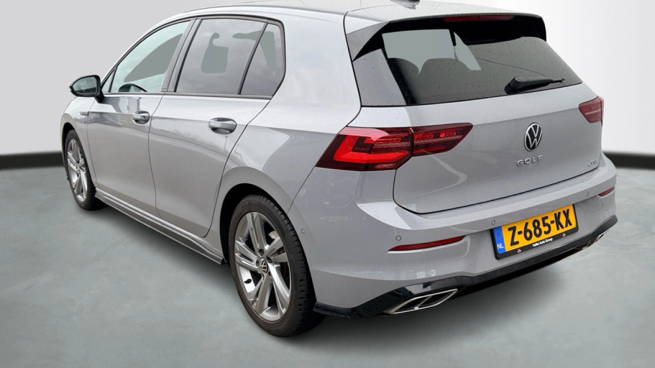 Volkswagen Golf 1.5 eTSI R-Line Business | Panoramadak | LED Matrix | Camera | Nieuw binnen!