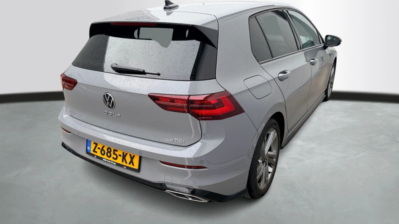 Volkswagen Golf 1.5 eTSI R-Line Business | Panoramadak | LED Matrix | Camera | Nieuw binnen!