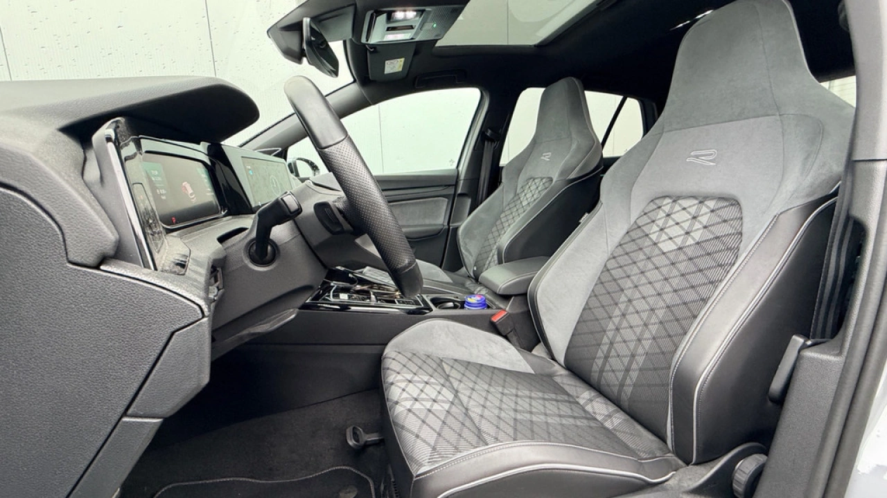 Volkswagen Golf 1.5 eTSI R-Line Business | Panoramadak | LED Matrix | Camera | Nieuw binnen!