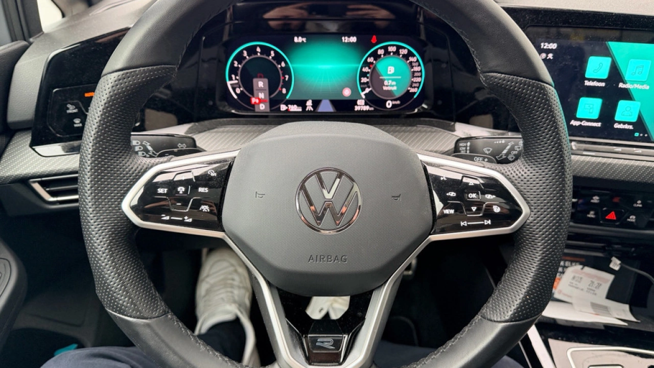 Volkswagen Golf 1.5 eTSI R-Line Business | Panoramadak | LED Matrix | Camera | Nieuw binnen!