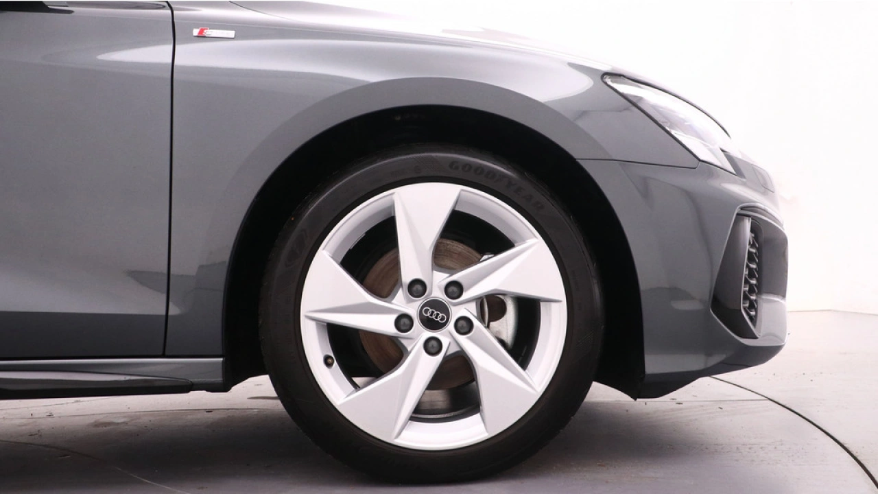 Audi A3 Limousine 30 TFSI S-Line edition | Zwart optiek | LMV | PDC | Navigatie | Carplay |