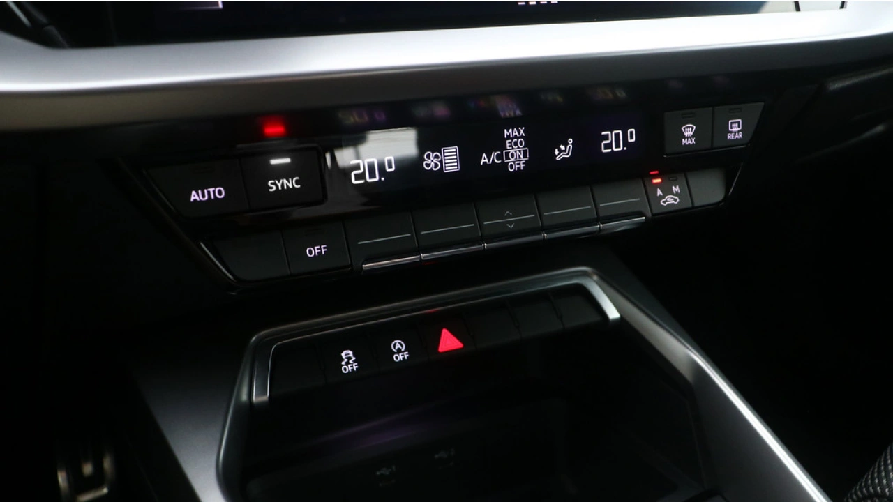 Audi A3 Limousine 30 TFSI S-Line edition | Zwart optiek | LMV | PDC | Navigatie | Carplay |