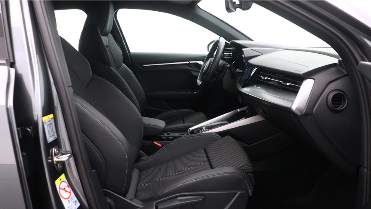 Audi A3 Limousine 30 TFSI S-Line edition | Zwart optiek | LMV | PDC | Navigatie | Carplay |