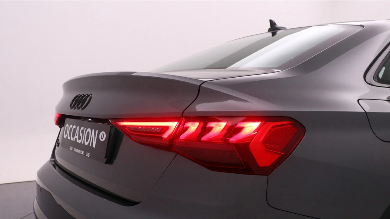 Audi A3 Limousine 30 TFSI S-Line edition | Zwart optiek | LMV | PDC | Navigatie | Carplay |