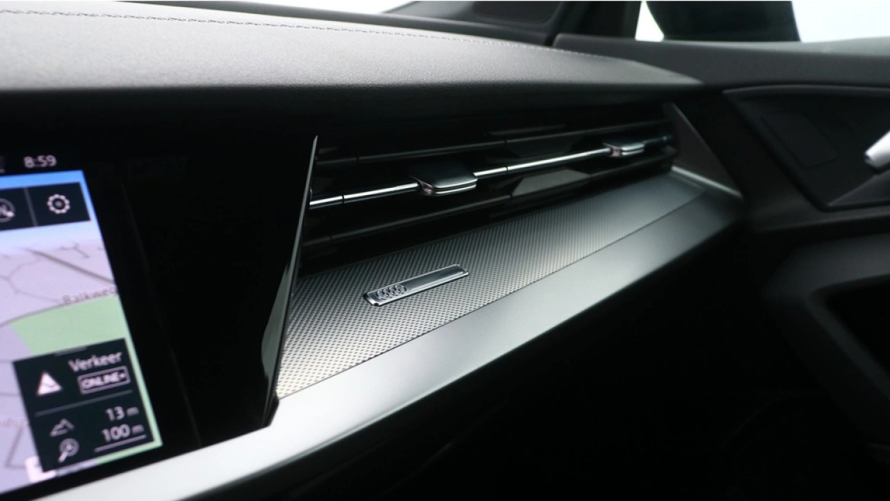 Audi A3 Limousine 30 TFSI S-Line edition | Zwart optiek | LMV | PDC | Navigatie | Carplay |