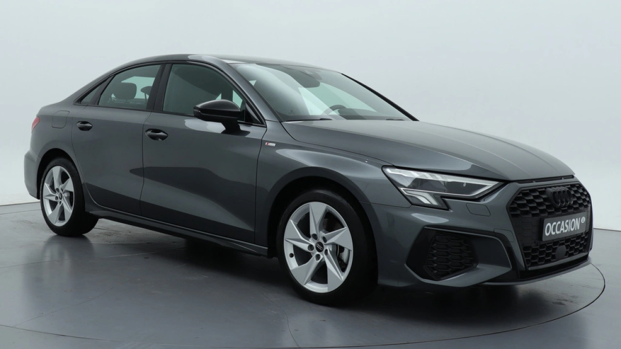 Audi A3 Limousine 30 TFSI S-Line edition | Zwart optiek | LMV | PDC | Navigatie | Carplay |