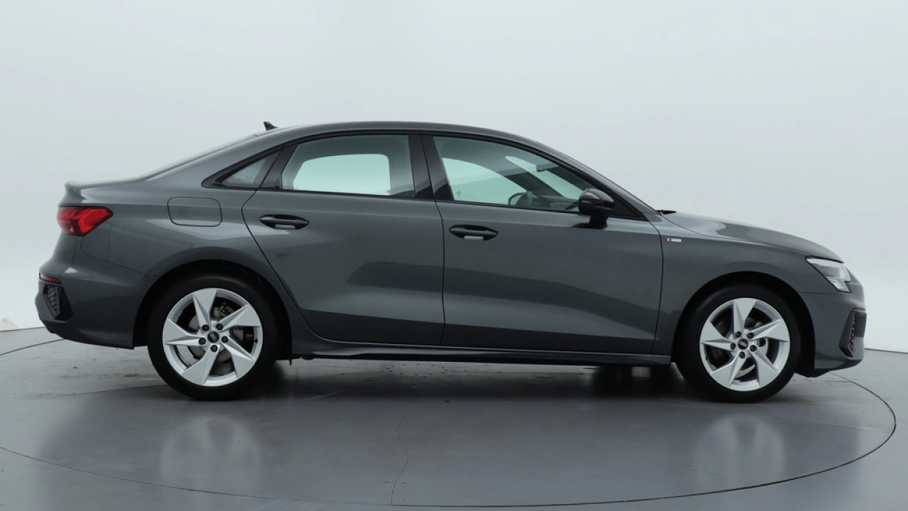 Audi A3 Limousine 30 TFSI S-Line edition | Zwart optiek | LMV | PDC | Navigatie | Carplay |