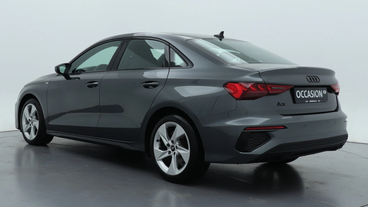 Audi A3 Limousine 30 TFSI S-Line edition | Zwart optiek | LMV | PDC | Navigatie | Carplay |