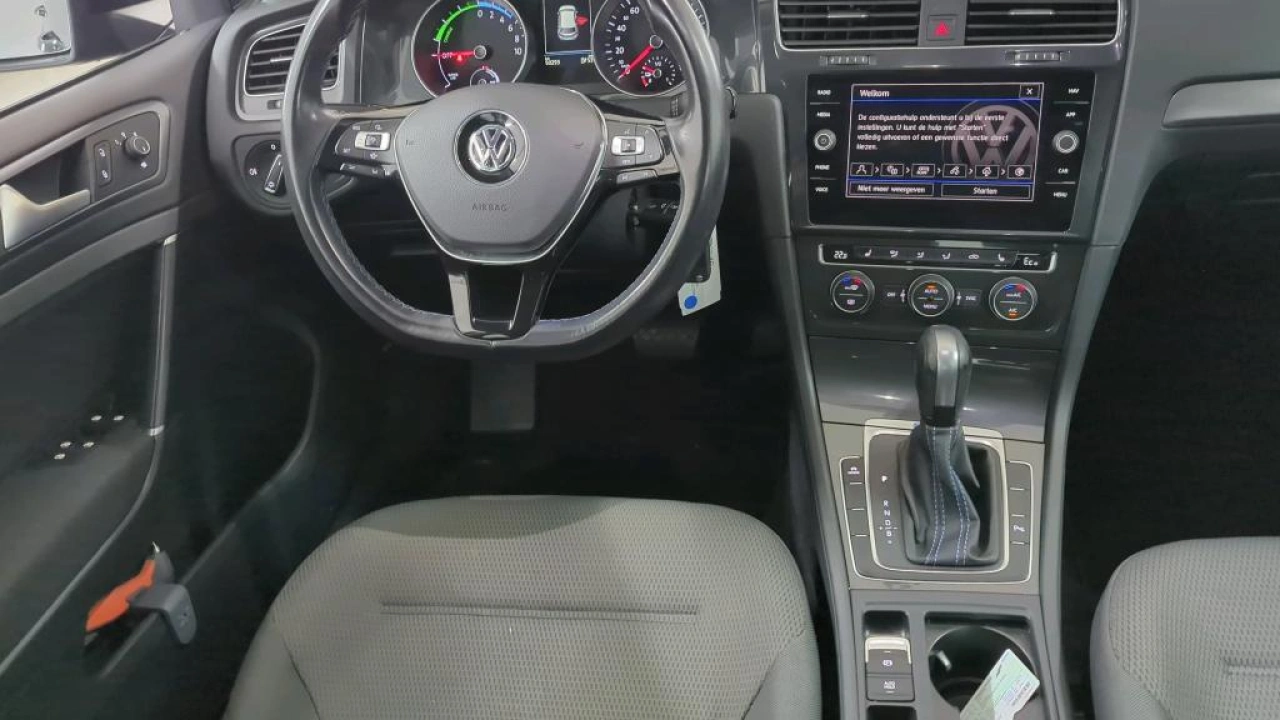 Volkswagen e-Golf E-DITION | Warmtepomp | Winterpakket | 1e eigenaar | Binnenkort beschikbaar