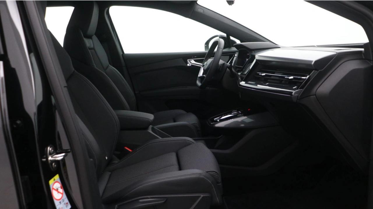 Audi Q4 e-tron 45 quattro S Edition 82 kWh | Assistentie Plus | Zwart optiek | Carplay |