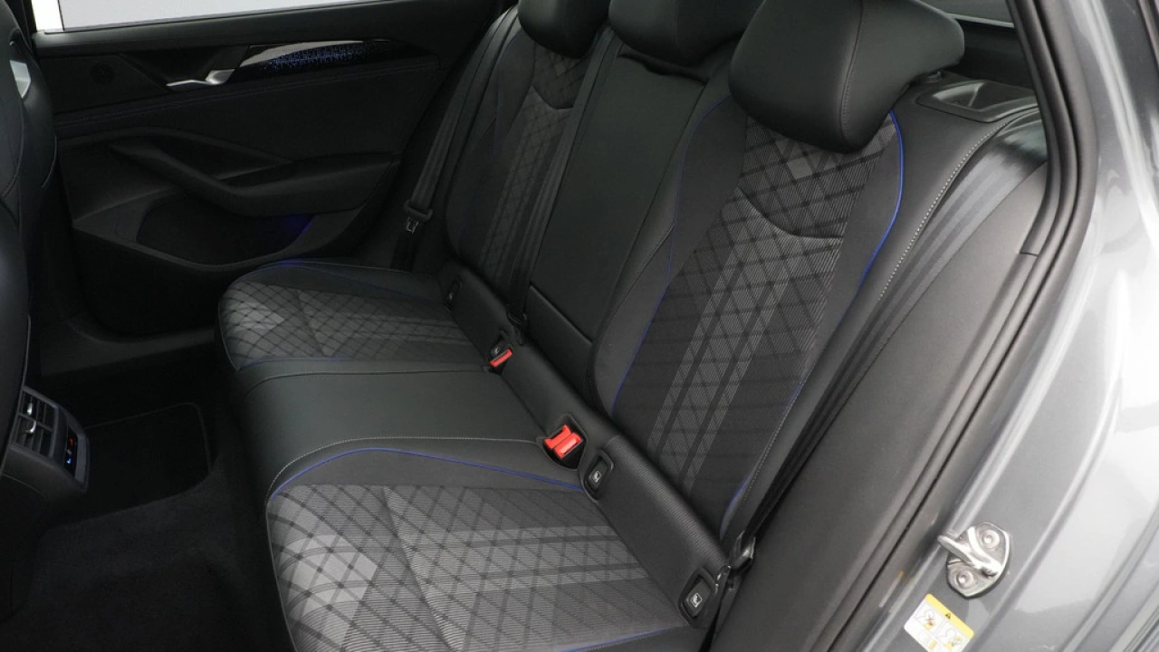 Volkswagen Passat Variant 1.5 eTSI 150pk R-Line Business