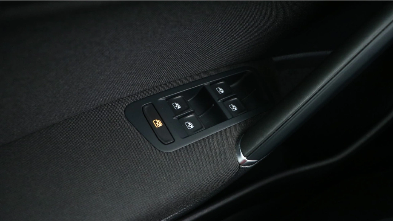 Volkswagen e-Golf E-DITION 36 kWh 136pk SOH 90% Navigatie