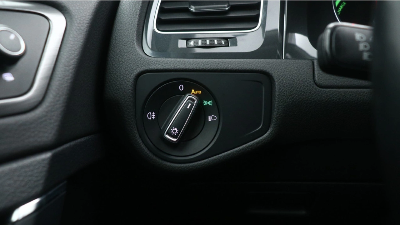 Volkswagen e-Golf E-DITION 36 kWh 136pk SOH 90% Navigatie