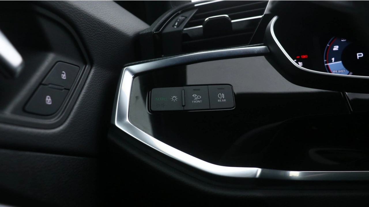 Audi Q3 35 TFSI S edition Competition | Adaptive cruise | Comfort sleutel | Stoelverwarming | 19