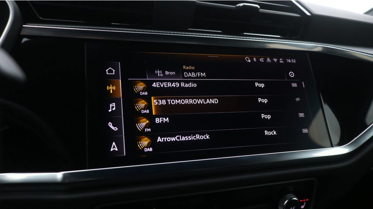 Audi Q3 35 TFSI S edition Competition | Adaptive cruise | Comfort sleutel | Stoelverwarming | 19