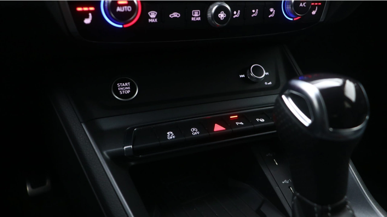 Audi Q3 35 TFSI S edition Competition | Adaptive cruise | Comfort sleutel | Stoelverwarming | 19