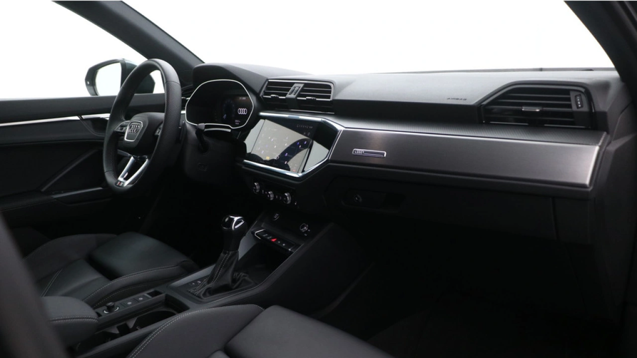 Audi Q3 35 TFSI S edition Competition | Adaptive cruise | Comfort sleutel | Stoelverwarming | 19