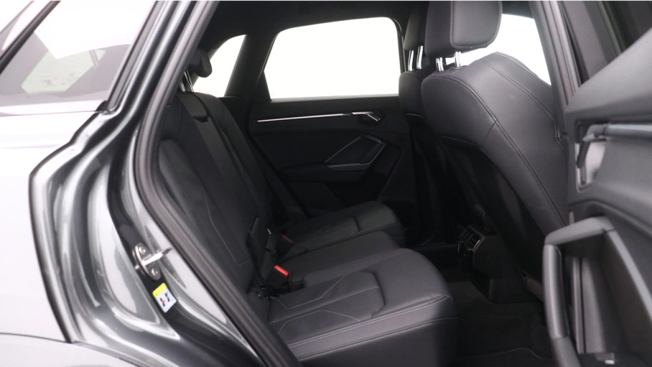 Audi Q3 35 TFSI S edition Competition | Adaptive cruise | Comfort sleutel | Stoelverwarming | 19