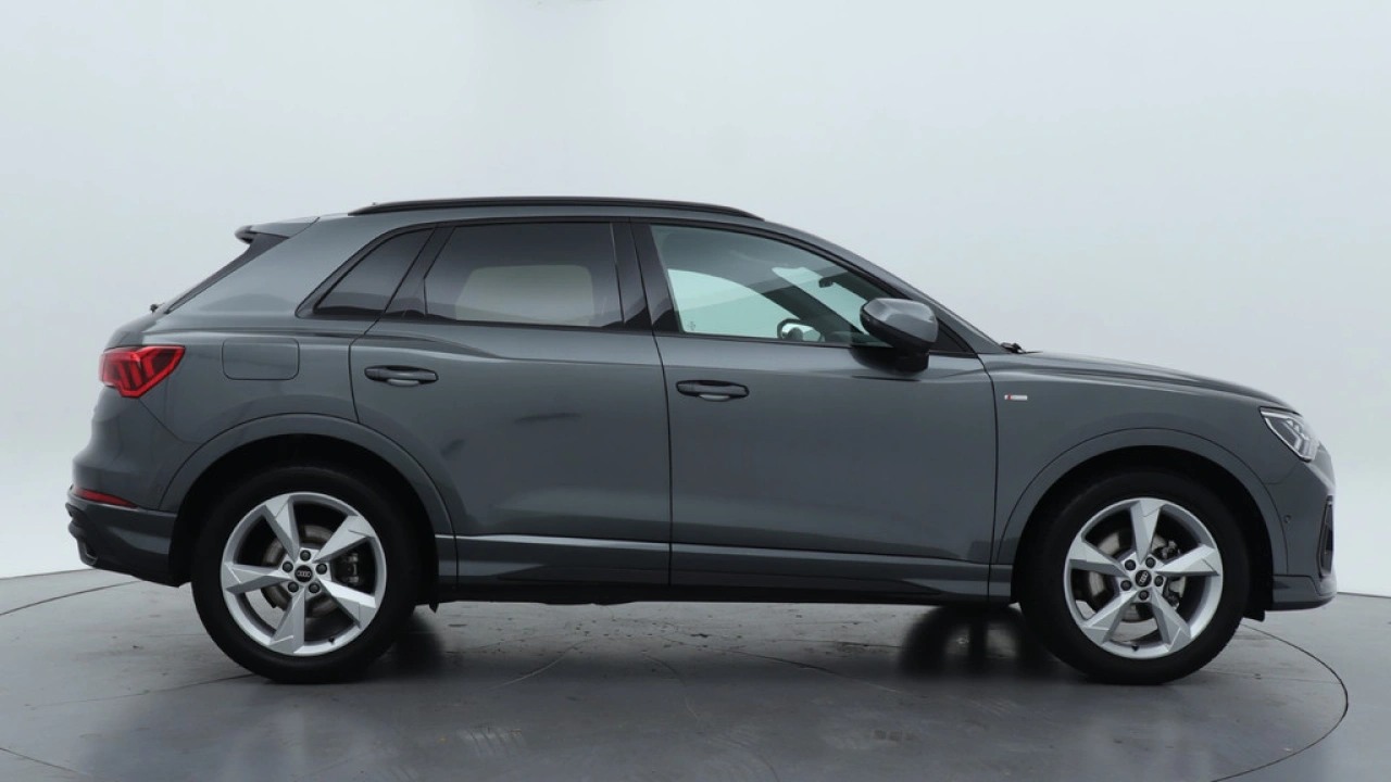 Audi Q3 35 TFSI S edition Competition | Adaptive cruise | Comfort sleutel | Stoelverwarming | 19