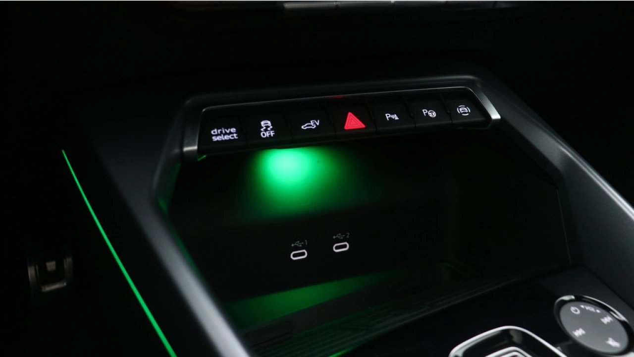 Audi A3 Sportback 40 TFSI e S edition | Panoramadak | Zwart optiek | Carplay |