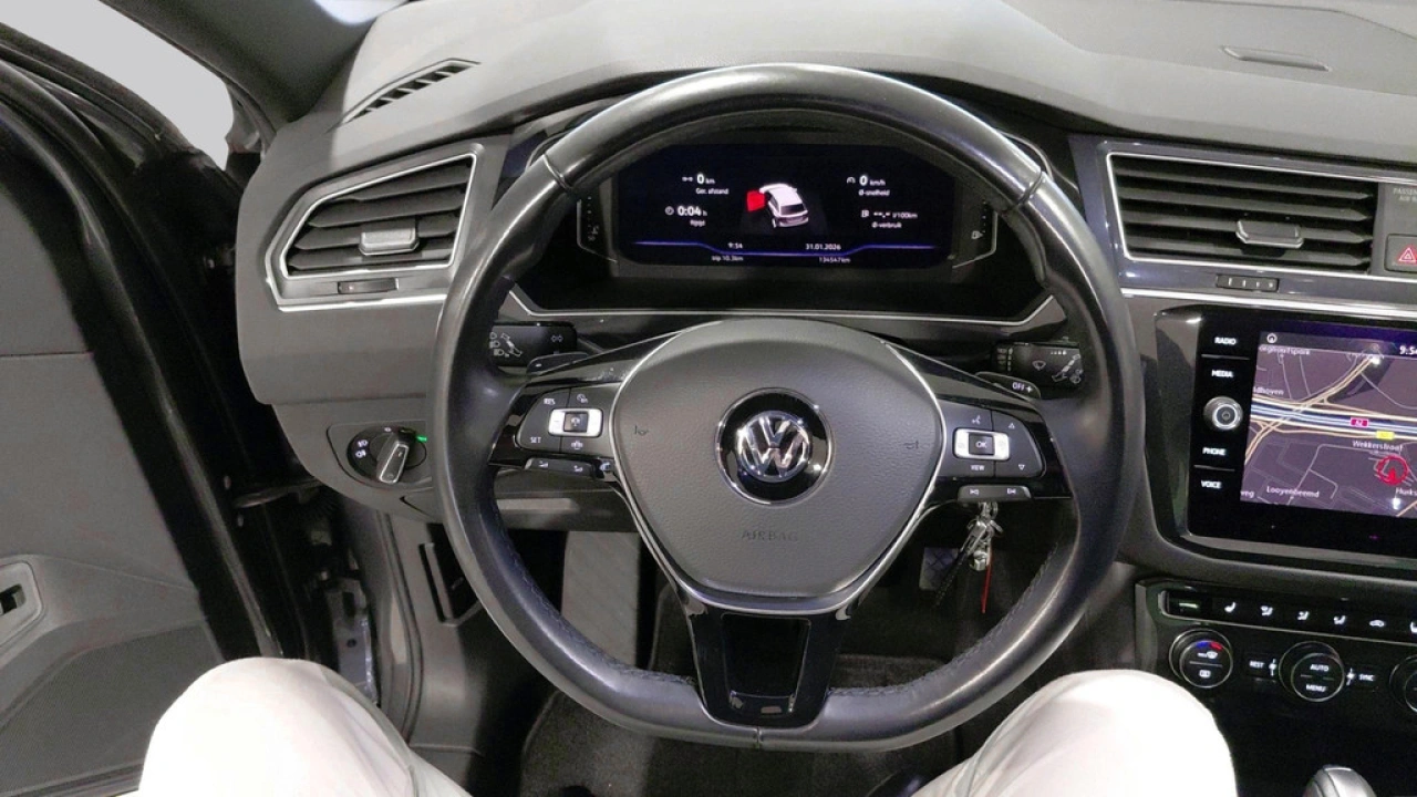 Volkswagen Tiguan 1.5 TSI ACT Highline Business R | Panorama/schuifdak | Led Plus | 1e eigenaar