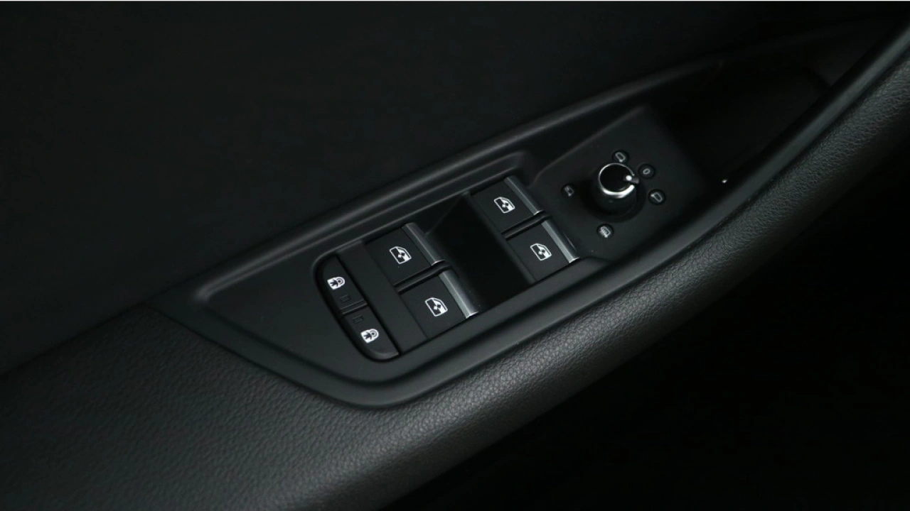 Audi A4 Avant 40 TFSI 191PK Launch edition Sport | Camera | Stoelverwarming |