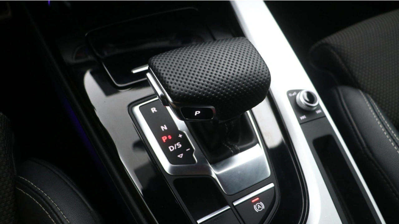 Audi A4 Avant 40 TFSI 191PK Launch edition Sport | Camera | Stoelverwarming |