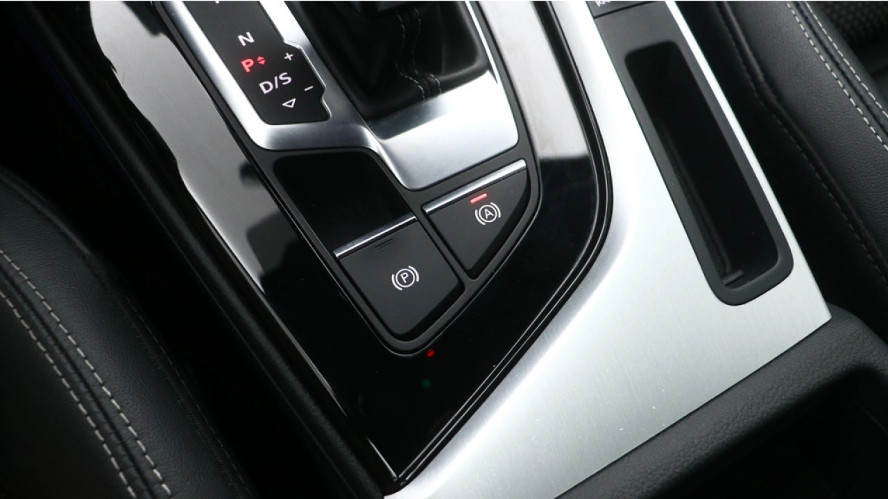 Audi A4 Avant 40 TFSI 191PK Launch edition Sport | Camera | Stoelverwarming |