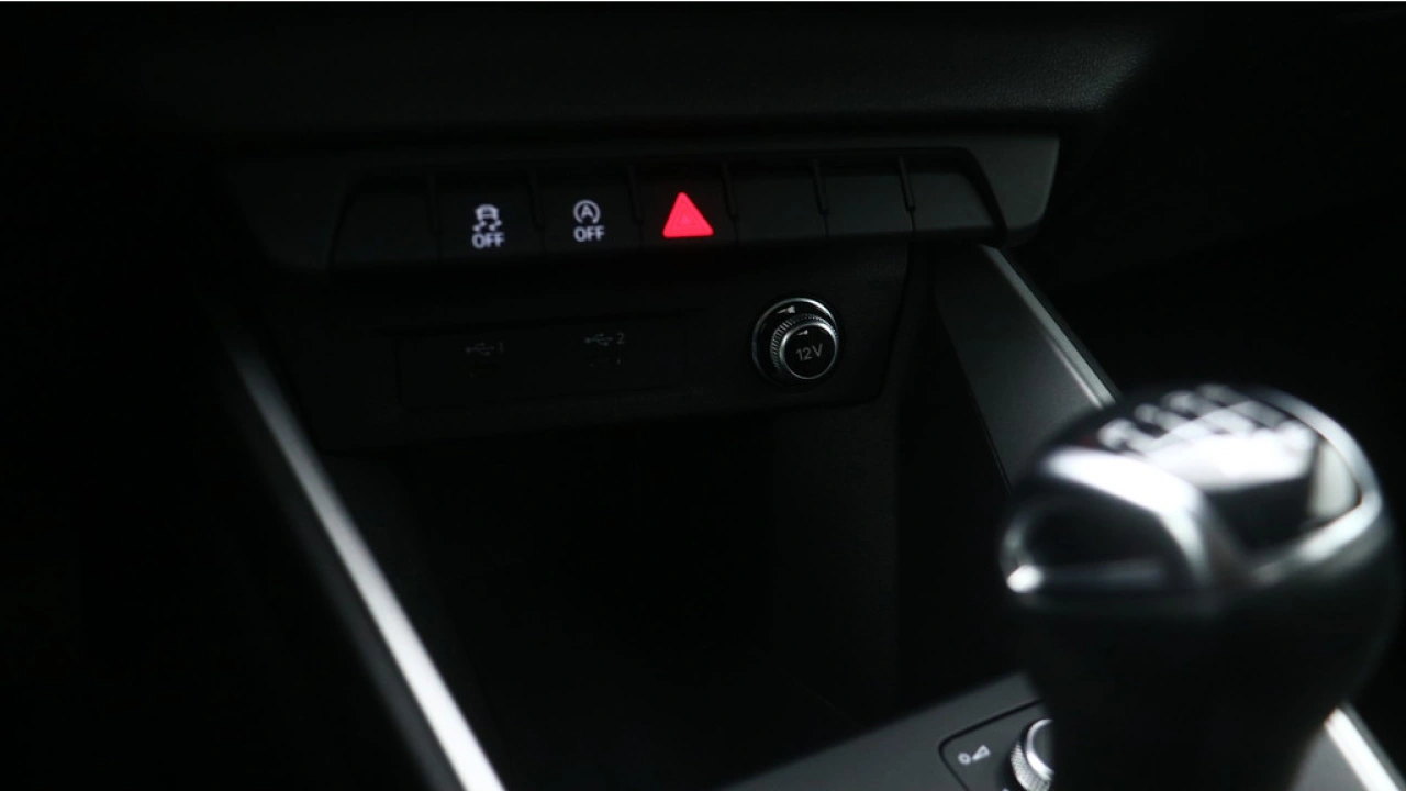 Audi A1 Sportback 30 TFSI 110PK Pro Line | Contrast dak | Sportstoelen | Cruise control |