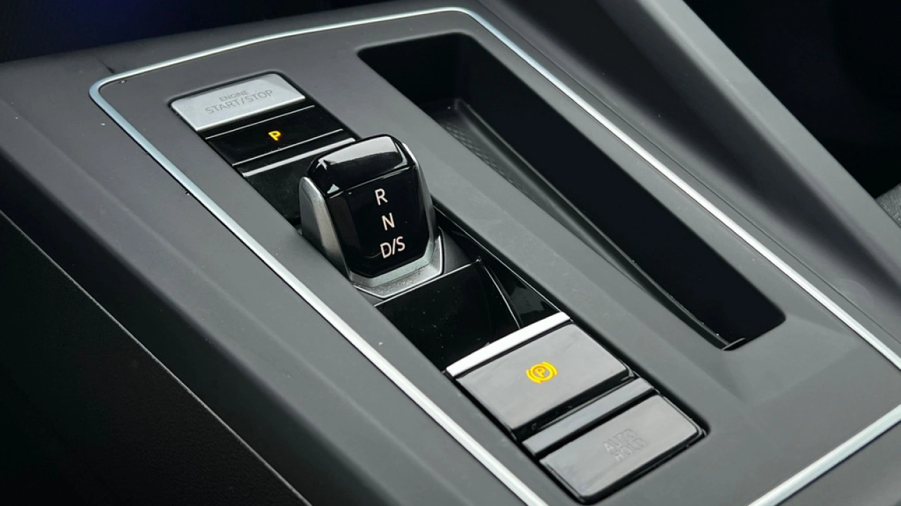 Volkswagen Golf 1.0 eTSI 110pk DSG Life Navigatie Stoel verwarming