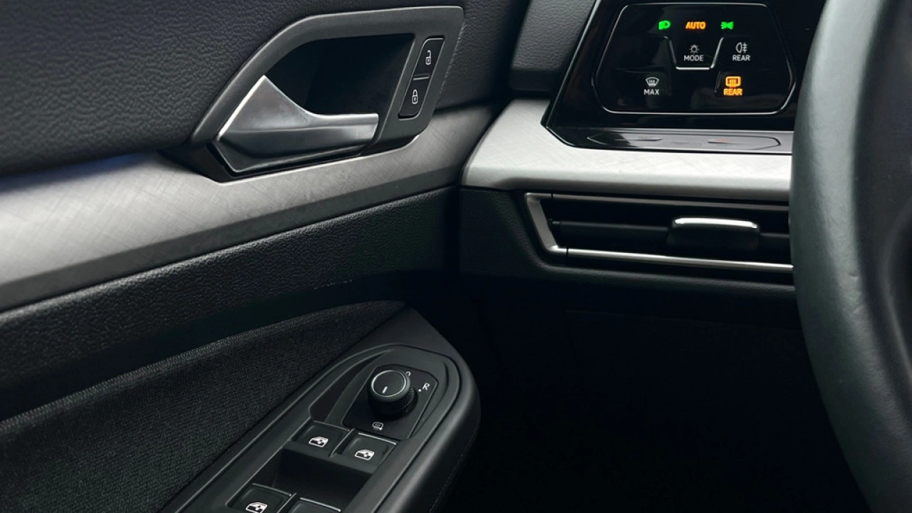 Volkswagen Golf 1.0 eTSI 110pk DSG Life Navigatie Stoel verwarming