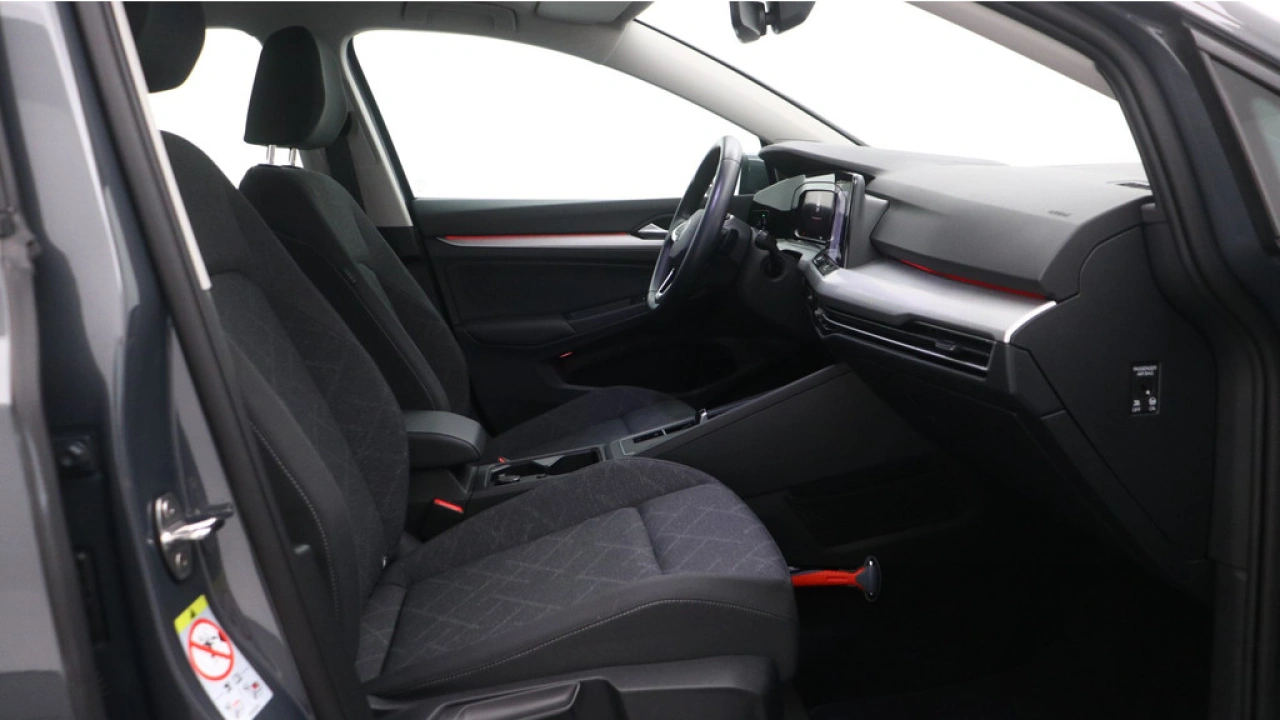 Volkswagen Golf 1.0 eTSI 110pk DSG Life Navigatie Stoel verwarming