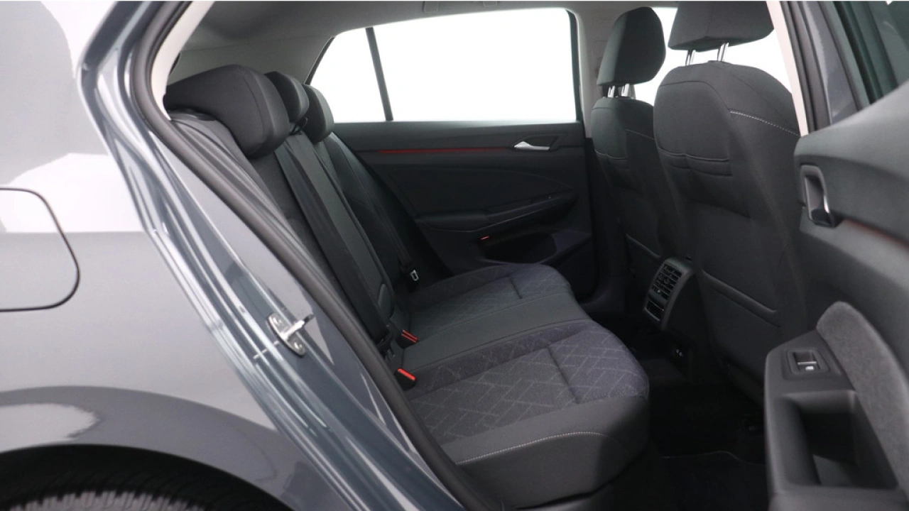 Volkswagen Golf 1.0 eTSI 110pk DSG Life Navigatie Stoel verwarming