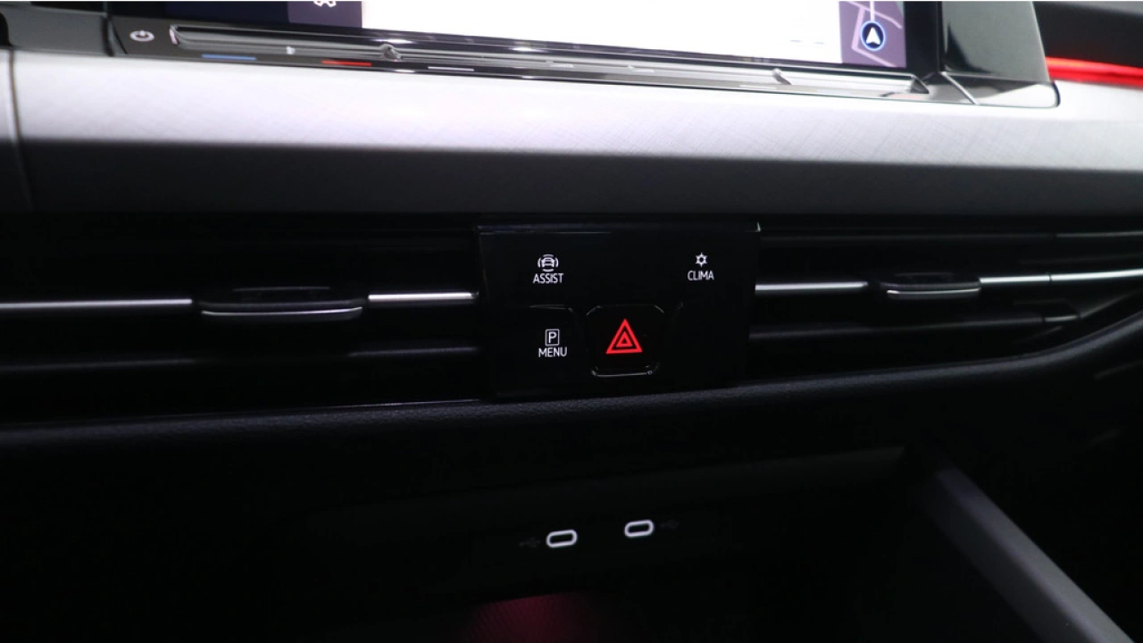 Volkswagen Golf 1.0 eTSI 110pk DSG Life Navigatie Stoel verwarming