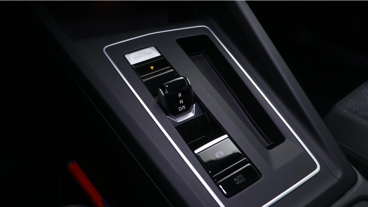 Volkswagen Golf 1.0 eTSI 110pk DSG Life Navigatie Stoel verwarming