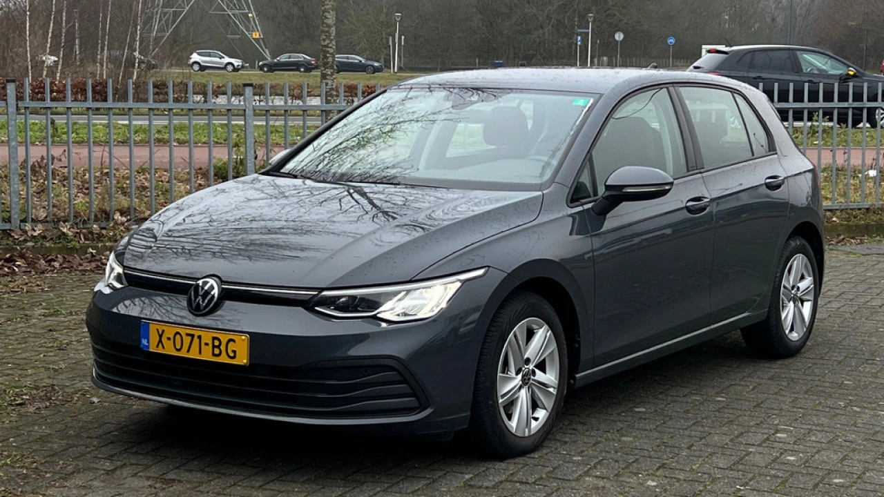 Volkswagen Golf 1.0 eTSI 110pk DSG Life Navigatie Stoel verwarming