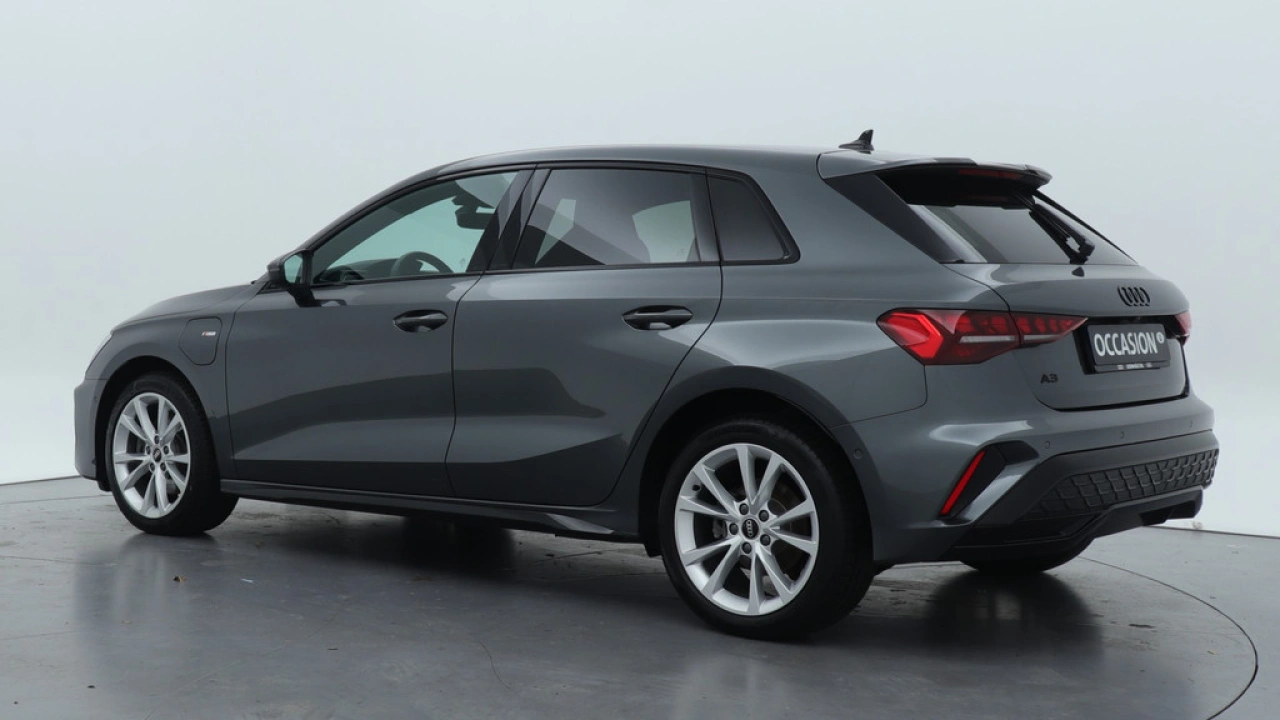 Audi A3 Sportback 40 TFSI e S edition | Carplay | PDC v+a | Camera | Zwart optiek |