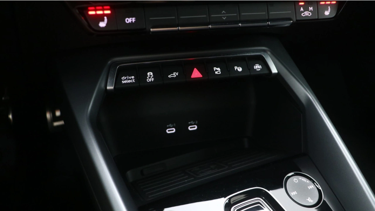 Audi A3 Sportback 40 TFSI e S edition | Carplay | PDC v+a | Camera | Zwart optiek |