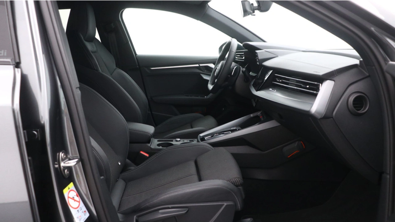 Audi A3 Sportback 40 TFSI e S edition | Carplay | PDC v+a | Camera | Zwart optiek |