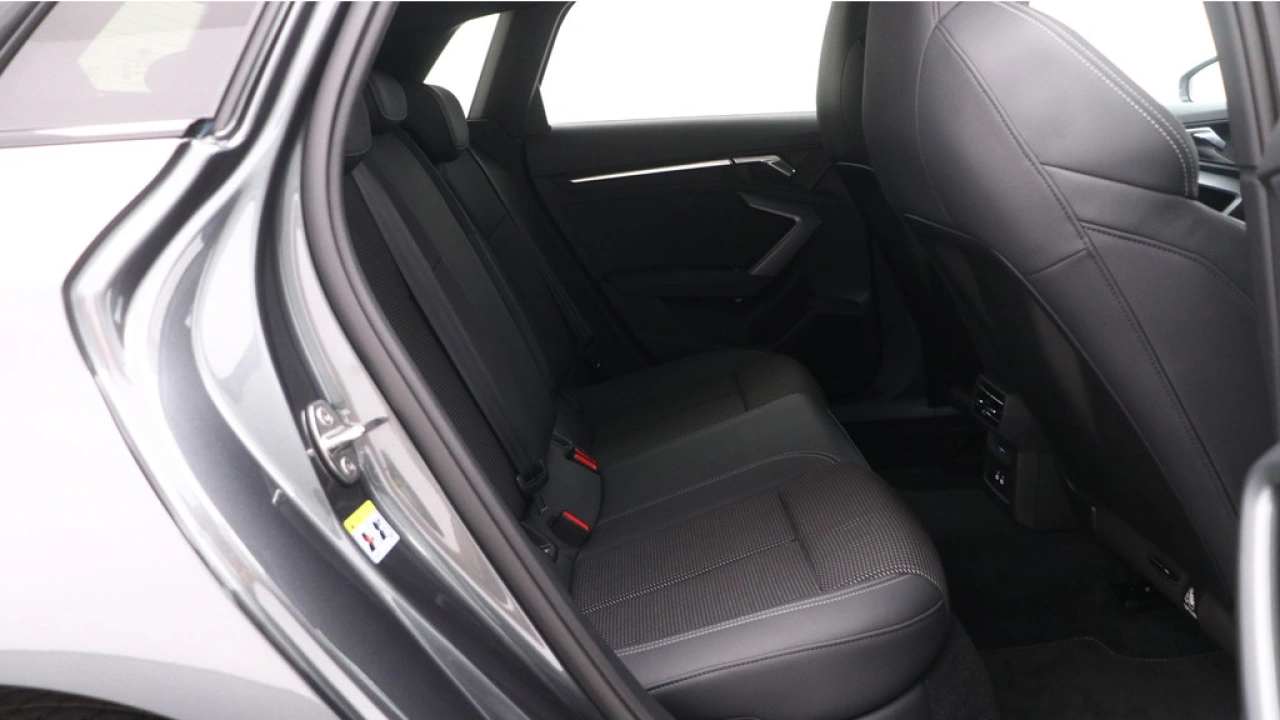 Audi A3 Sportback 40 TFSI e S edition | Carplay | PDC v+a | Camera | Zwart optiek |