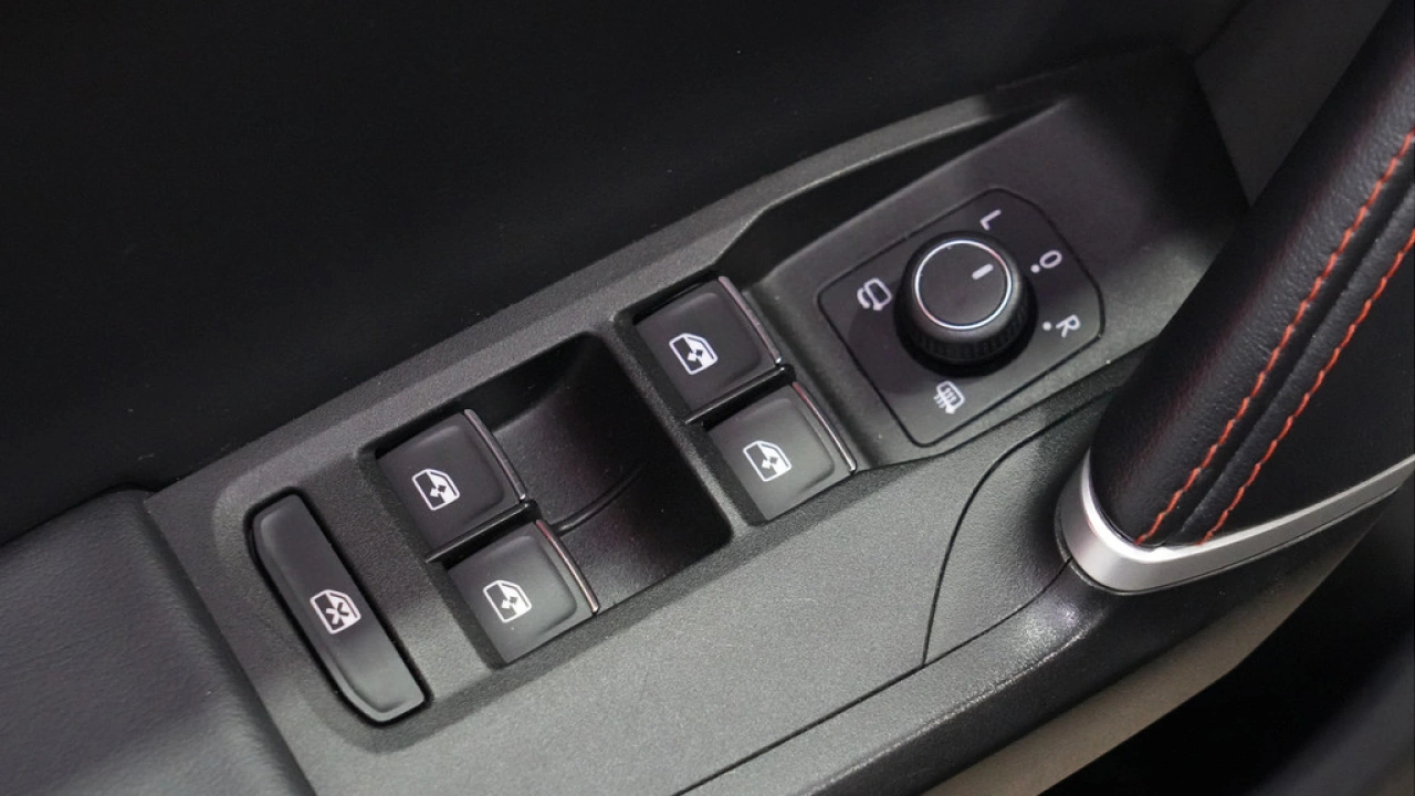 SEAT Leon Sportstourer 1.5 eTSI FR Launch Edition Beats