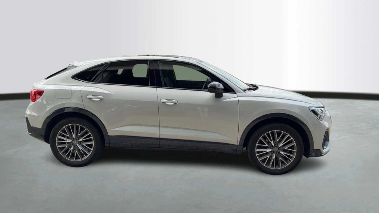 Audi Q3 Sportback 35 TFSI Pro Line business / 02-2026 VERWACHT / Trekhaak / Panodak