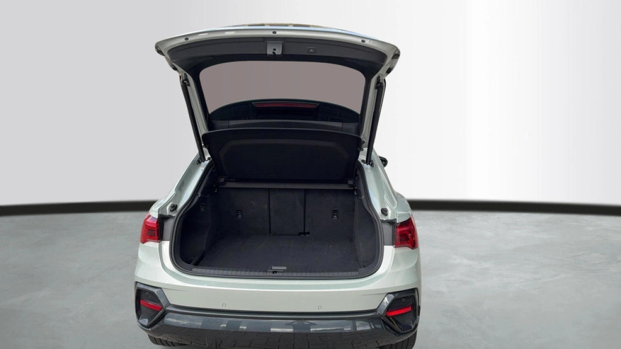 Audi Q3 Sportback 35 TFSI Pro Line business / 02-2026 VERWACHT / Trekhaak / Panodak