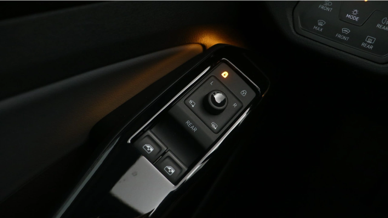 Volkswagen ID.4 Pure 52 kWh 170pk SOH 90% Panoramadak Warmtepomp Matrix