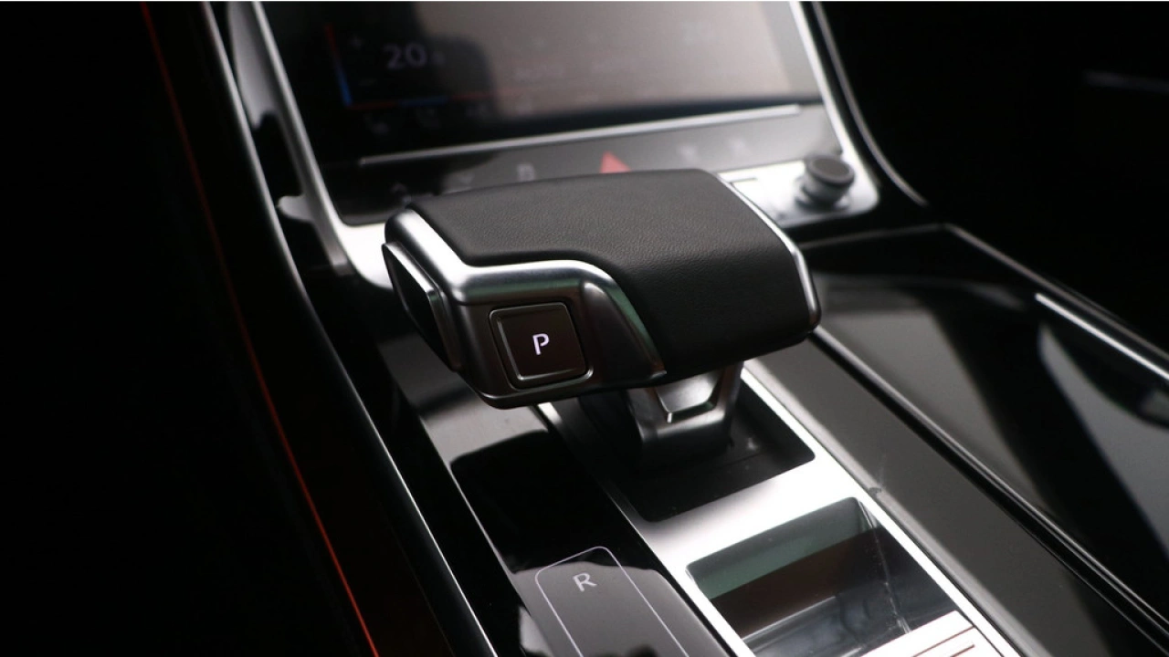 Audi A8 60 TFSI e Quattro 462pk / Achteras besturing / Massagestoelen