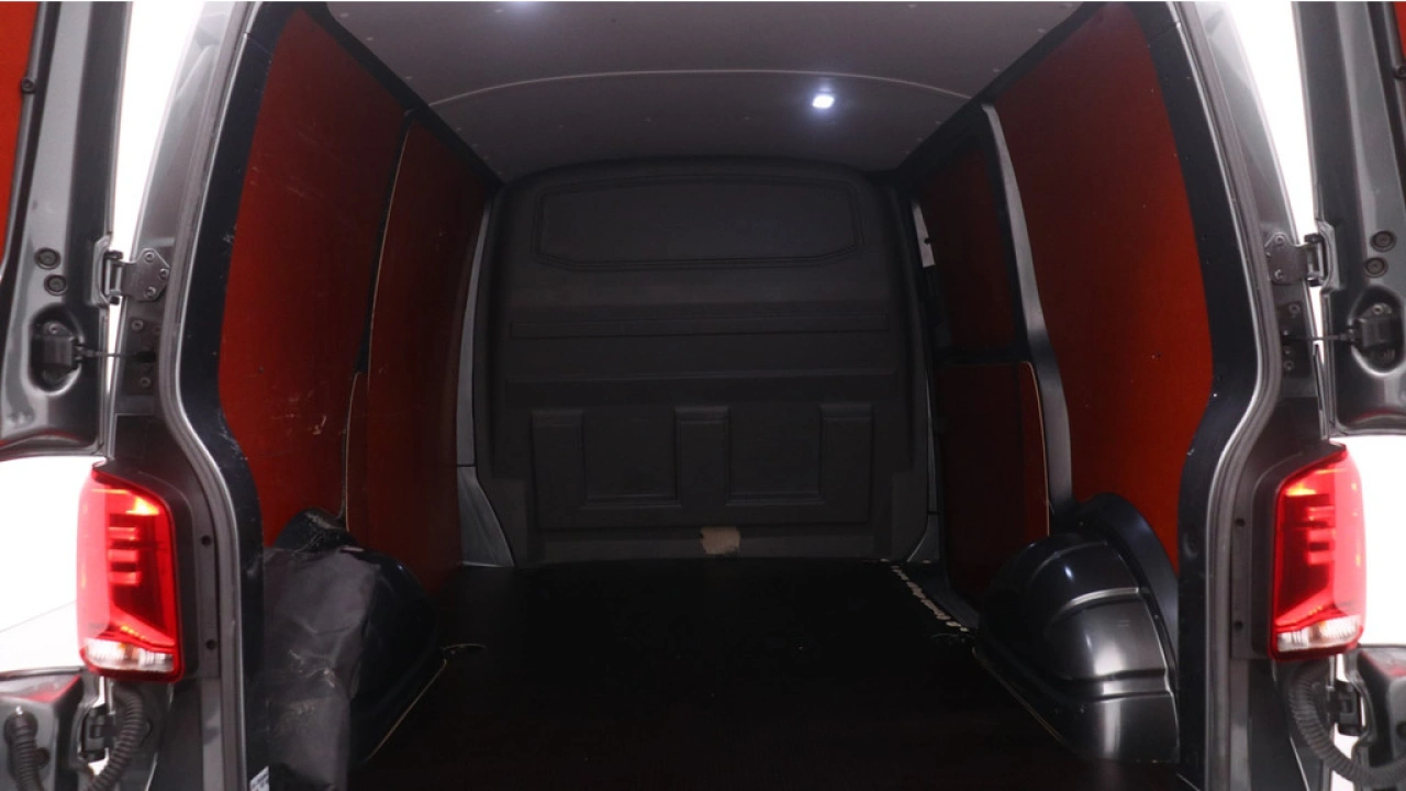 VW Bedrijfswagens Transporter L1H1 2.0 TDI 150pk DSG Bulli